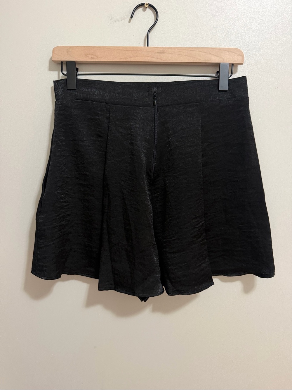 Show Me Your Mumu Vero Shorts High Waisted Pleated Satin Black Medium - Picture 2 of 9